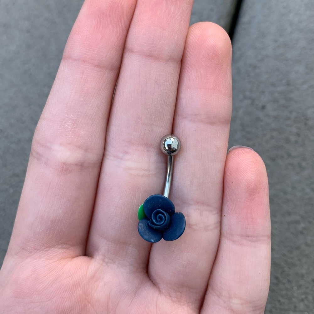 NWOT: FLOWER STUD BELLY BUTTON RING SILVER